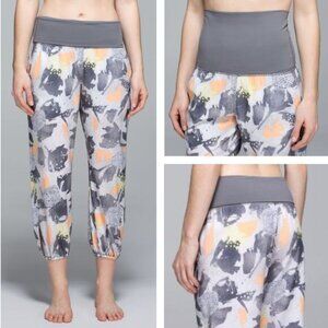 LULULEMON Om Pant Size 4 Mini Art Pop White Multi / Slate
